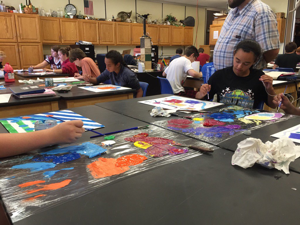 MrsKolkmeier's tweet image. Who knew #saranwrap would be so handy for a full art class? #gettingcreative #mixingcolors @GCHS_ArtClub@GCHSPirates