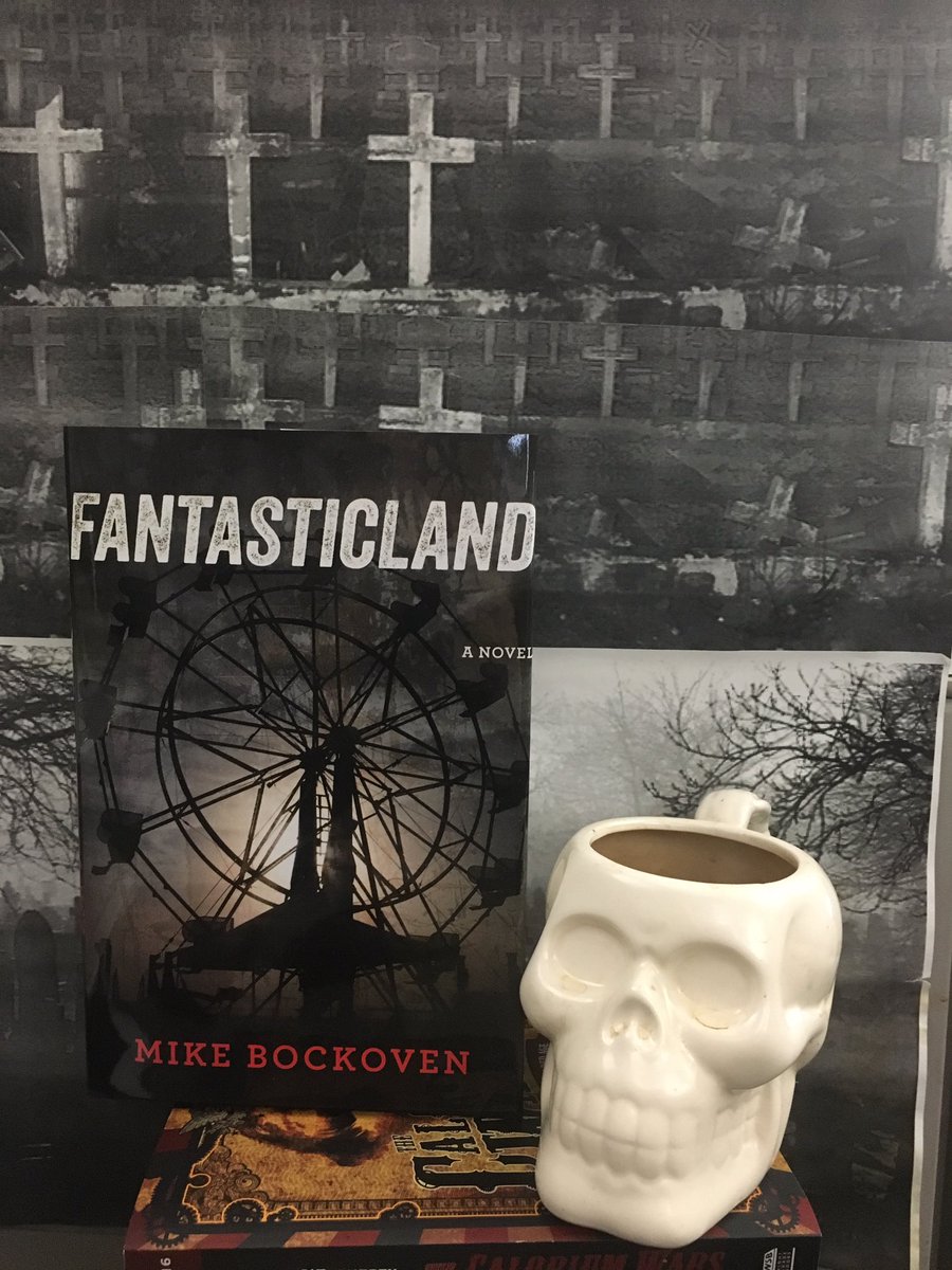 Alexxx_Hexxx's tweet photo. Yasss my copy of @MikeBockoven's FantasticLand iz here! #fiction #horror #killerteens https://t.co/02oJ5hl4D2