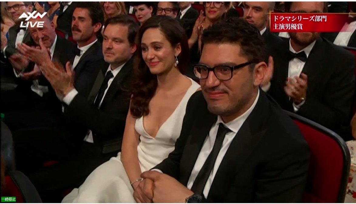 Jk リハビリ終了でも肩こり エミー賞のエミー ロッサムとサム エスメイル 奥にはクリスチャン スレイターやプロデューサーのスティーヴ ゴリンｎ姿も T Co Mqsvvkqhda Twitter