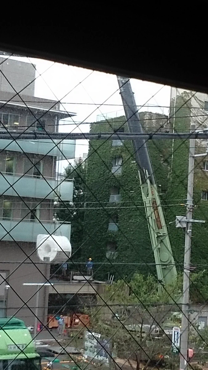 超巨大なトイレットペーパーが宙に浮いていると目を疑った写真がこれwww