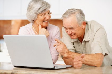 gencarefr's tweet photo. Des #seniors connectés ! 
2h par jour, c'est le temps que passent en moyenne les personnes âgées sur le #Net 💻
https://t.co/42j4GZfEoQ https://t.co/GRTEKeidz4