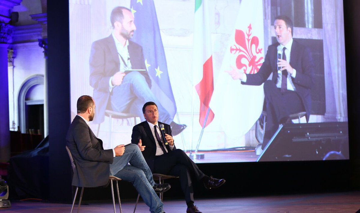 ChangeItalia's tweet photo. Al #wnf16 @matteorenzi riceve le firme della petizione #AddioAmianto di @wireditalia https://t.co/TBvlOpm62K https://t.co/viae9eJoFg