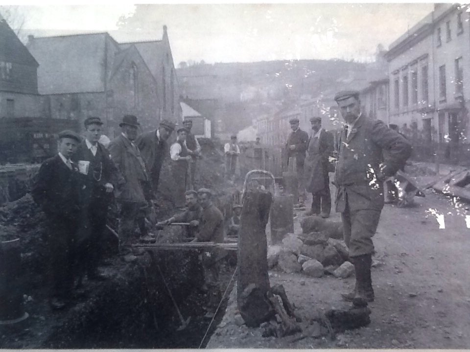 TotnesTCouncil's tweet photo. The #BullPost for #BullBaiting was discovered on the Plains 1900. More on #TotnessGuildhall #Facebook page. https://t.co/JKMu7CNfz2