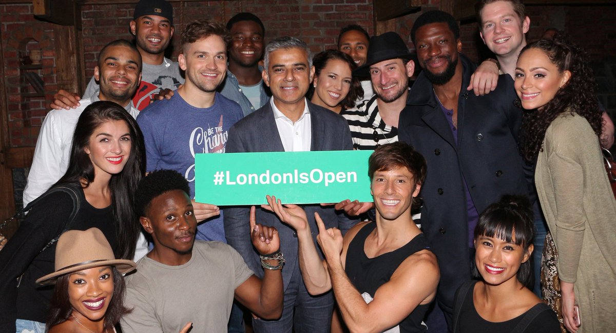 WhatsOnStage's tweet photo. Sadiq Khan drops in on Hamilton and Sweeney Todd in New York https://t.co/kkUi8pf8Qv https://t.co/mMSwthQzSx
