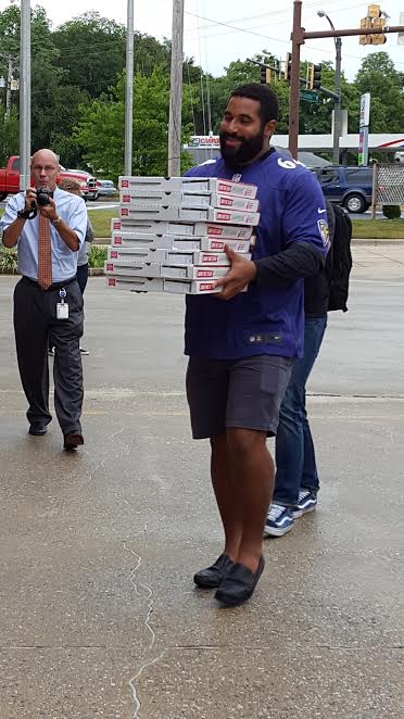 PlayerPositives's tweet photo. #Ravens @JohnCUrschel delivering pizza to first responders who came to the aid of dozens during Ellicott City flooding. #PlayerPositives https://t.co/4YlykNZgZG