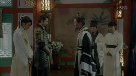 little1993iu's tweet photo. RT allaboutIU: RT riya_rsp16: Is Wang So getting praised by his daddy for a job well done?😬 #MoonLovers #ScarletHe… https://t.co/t7CEJxpX8f