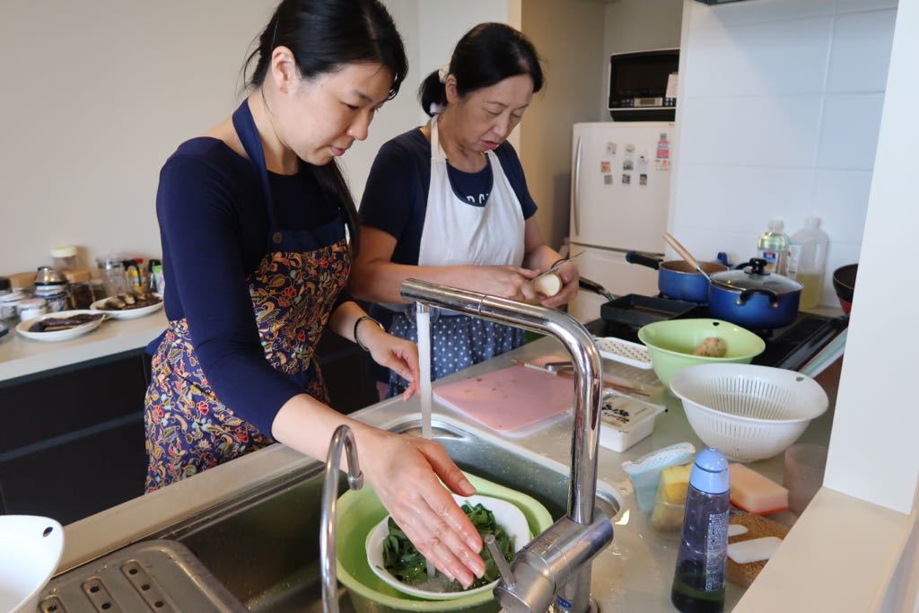 My experience #cooking with a local mom &amp; daughter in #Tokyo! WATCH HERE: buff.ly/2d083fR | <a href="/TravelingSpoon/">Traveling Spoon</a>