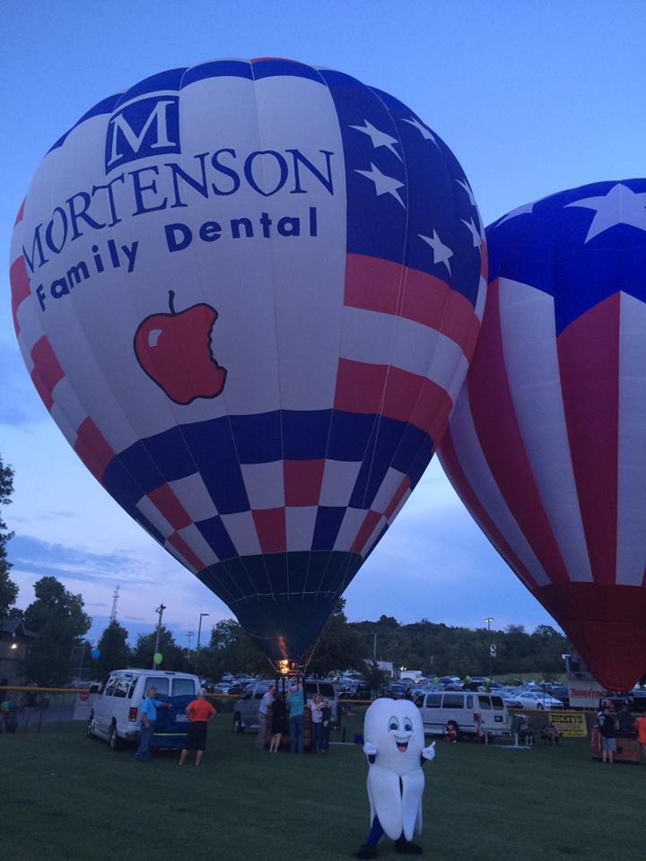 LoonieTimesInc's tweet photo. Check out our friends Marty Molar and Monkey from #mortensonfamilmdental and #kidsdentestree hanging out with their fans! Looking good guys! https://t.co/9DdEv0TSgg