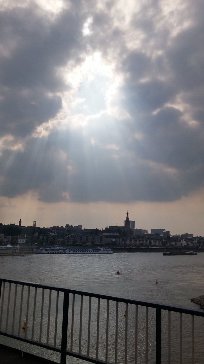 Nijmegen vanaf de brug.