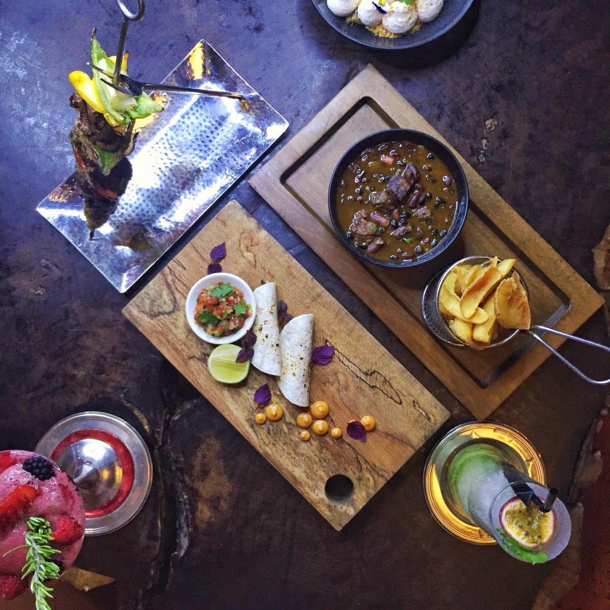 How our dinner looks like tonight at #Seafiresteakhouse 👅 We love #LaRepublicaNights! #TheAtlantisLife