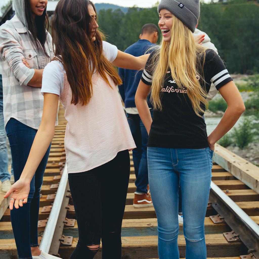 HollisterCo's tweet photo. Sometimes, jeans & besties are all you need! #HCoAdvancedStretch https://t.co/MAcCcQ39nz https://t.co/yamArjG1lv