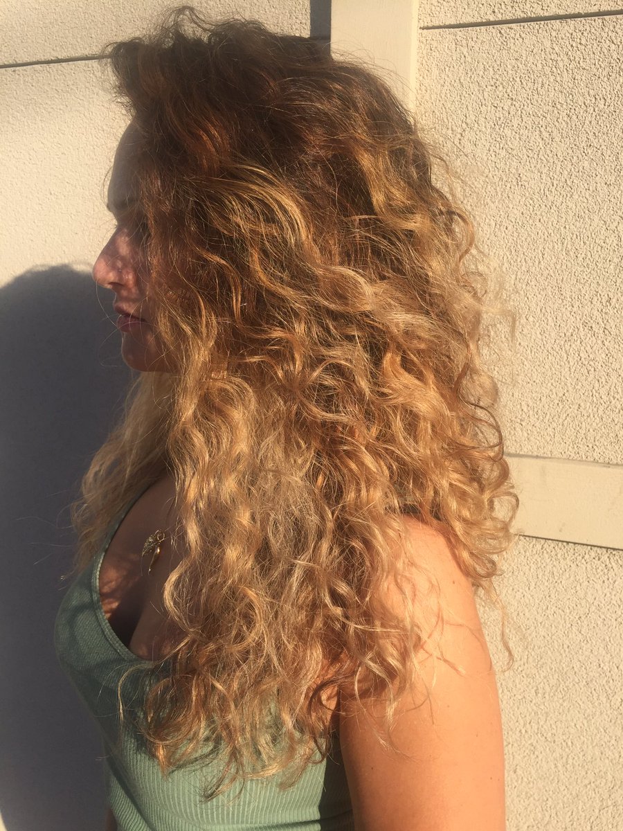 High contrast! #curlyhair #ombrehair #handpainted #blonde #onlyinsalon #californiahairworks #BurlON 😎