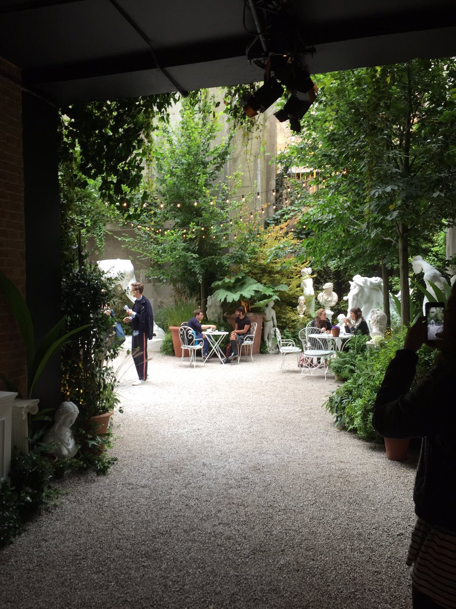 Jen__Le's tweet image. Burberry garden 😍