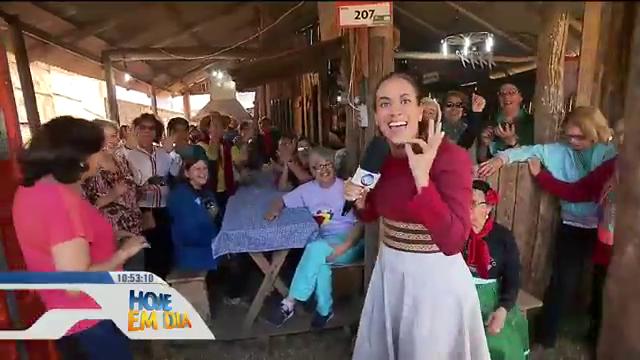hojeemdia's tweet photo. ACAMPAMENTO FARROUPILHA: @renataalvestv conhece a tradição e o orgulho gaúcho em torno da Guerra dos Farrapos 😉 #HojeEmDia https://t.co/pNxSsn95SL