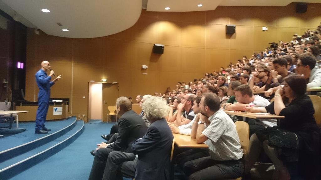 BDE_ECL's tweet photo. "In space, individual is nothing " @astro_luca #ConfInaug @CentraleLyon https://t.co/yKrFEeToxN