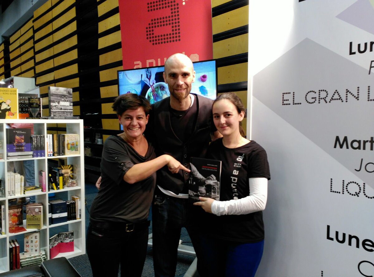 Con <a href="/javicaballero13/">Javier Caballero</a> en nuestro stand de <a href="/apuntolibreria/">Apunto</a> en <a href="/MIXOLOGYA/">MIXOLOGYA</a> <a href="/saracucala/">Sara Cucala</a> <a href="/Licantr0phia/">Casilda</a>