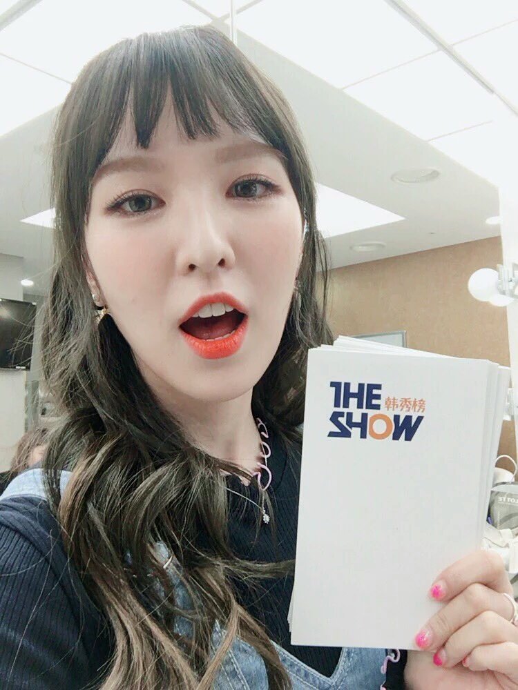 REDVELVET5_'s tweet photo. The Show https://t.co/fkKq7un73R