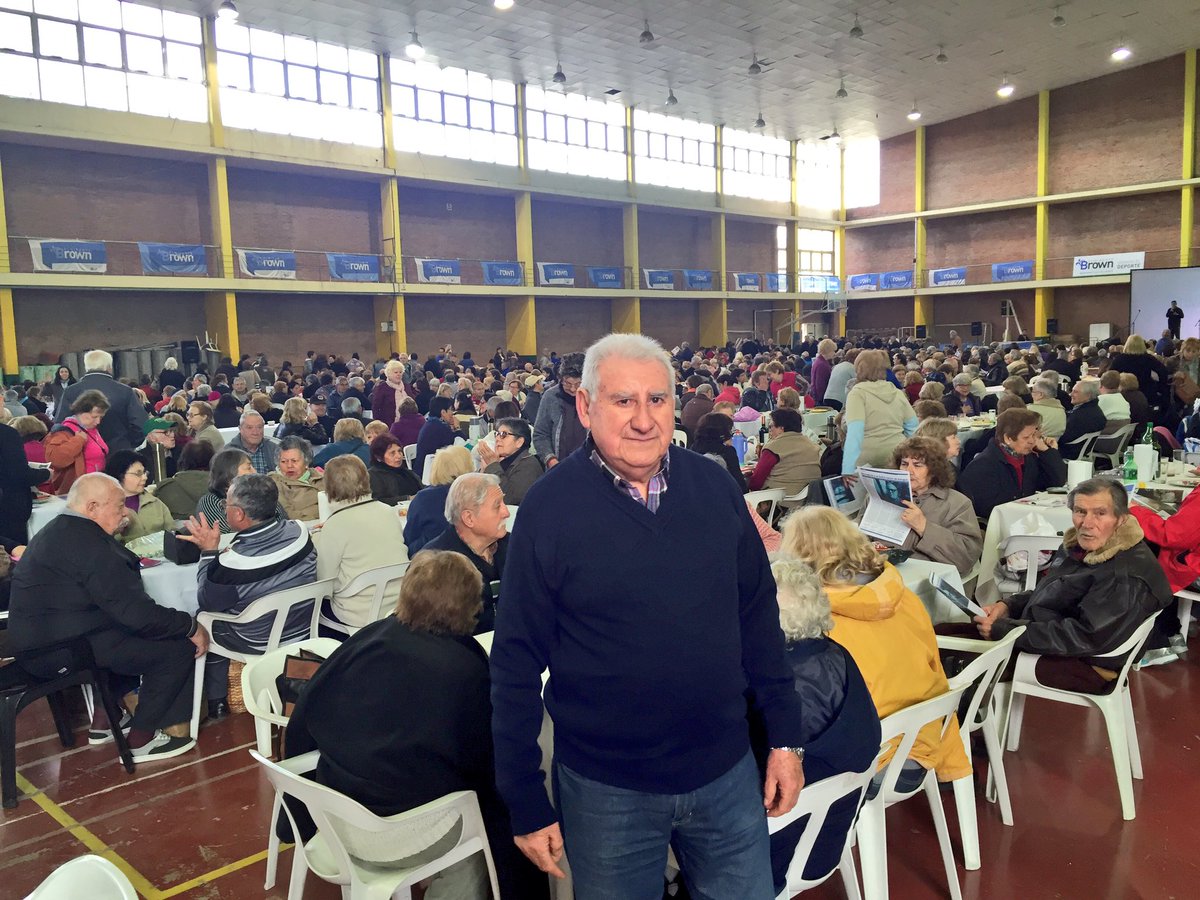 jonathanfrisa's tweet photo. Festejando el día del jubilado con más de 1.300 abuel@s en el polideportivo @CascallaresPJ #somosbrown https://t.co/Nra4jVkKjV