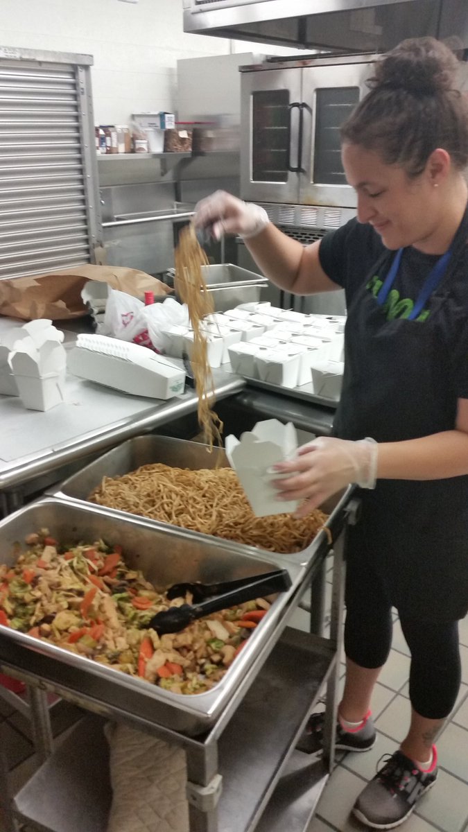 WarrenSchool's tweet image. The Warren Kitchen Staff making sure we all eat nutritious meals at school!