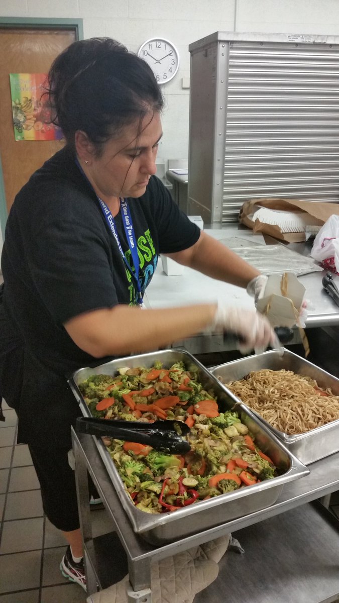WarrenSchool's tweet image. The Warren Kitchen Staff making sure we all eat nutritious meals at school!
