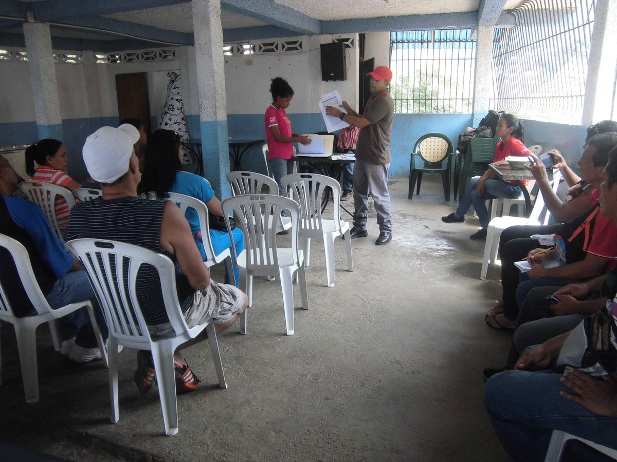 MinppauC's tweet photo. Asambleas para firmas de convenios de los CLAPS productivos, parroquia Maiquetia. https://t.co/ZjSXKK5vHI