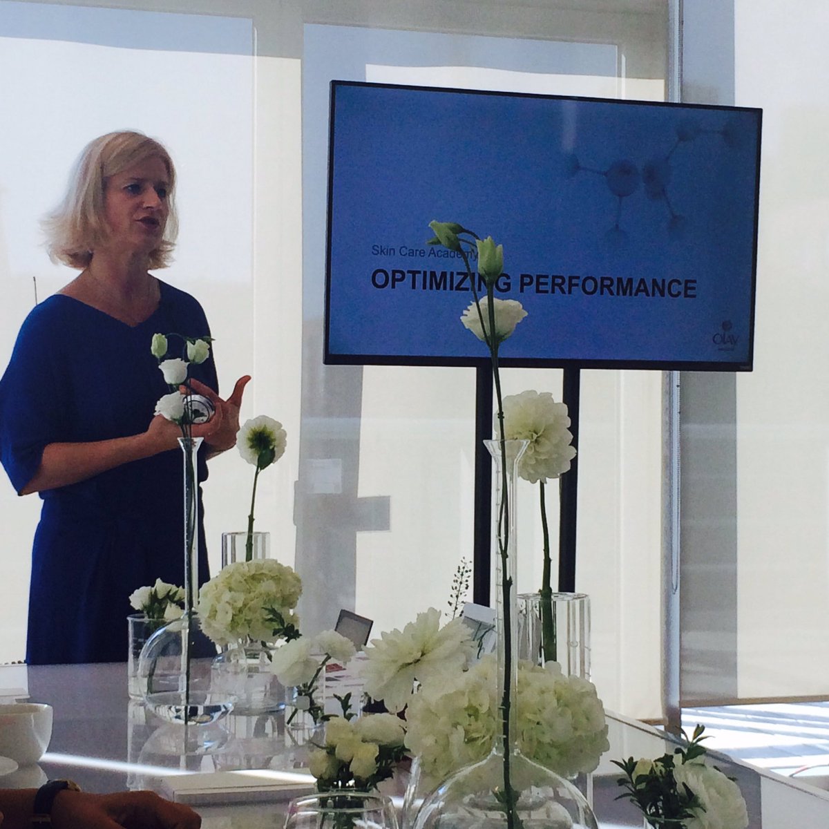 Bon à savoir: La peau du contour de l'oeil vieillit plus vite que celle du reste du visage. <a href="/OlaySkin/">OLAY</a> découverte. 👁