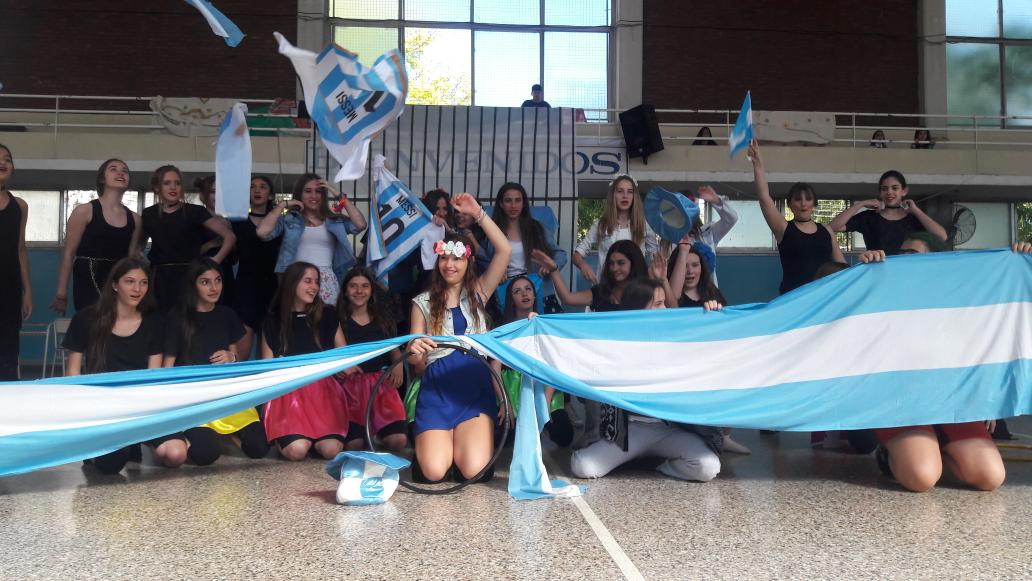 CEA2017's tweet photo. Así festejamos la estudiantina!!! 💃💃 #AHNOO https://t.co/MHjwZ7cxSw