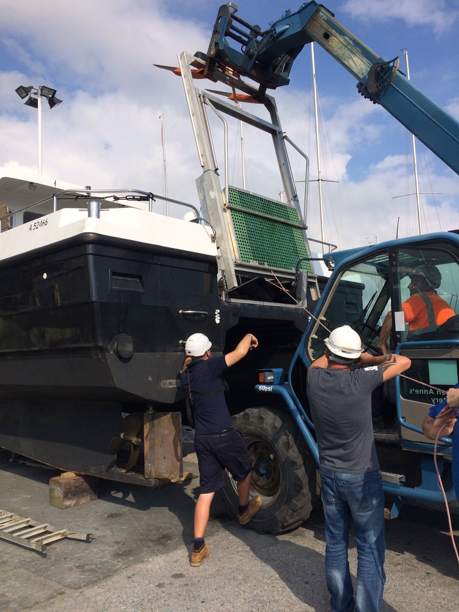 buckland_c's tweet photo. Lift going back in the new boat after arriving in #Plymouth! @plymskipper #wavedancer #new #toys https://t.co/7Cg8VbrTc1