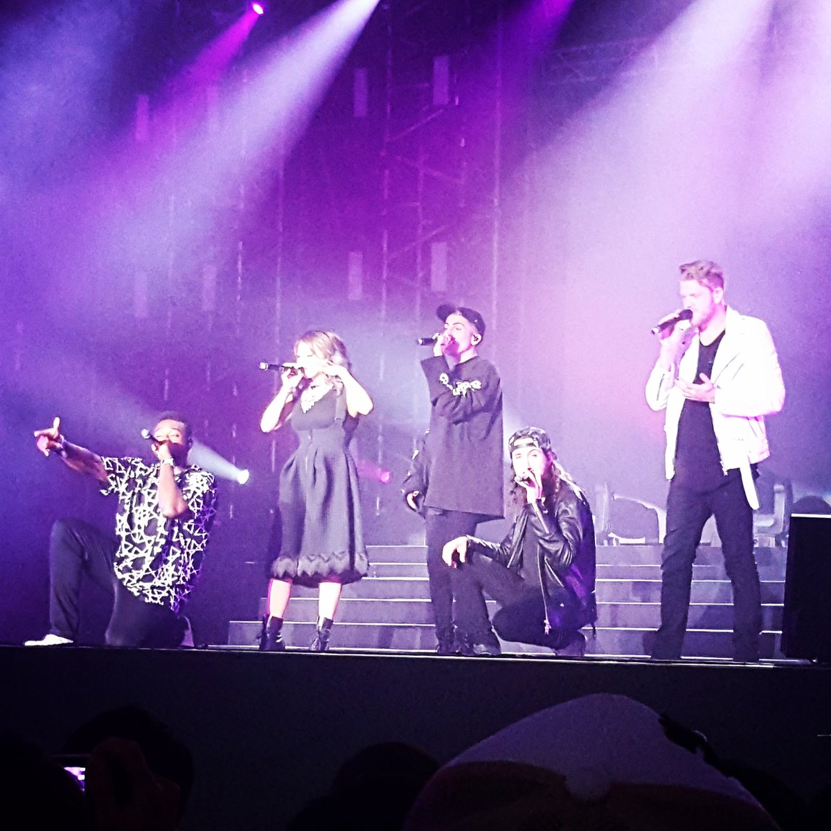 CandiceMak1's tweet photo. Amazing show in Taipei!!! Feels like a dream to see them live😍😍😍Hope they'll get my drawing through the staff😢😢😢 https://t.co/CFvXUOUhUG