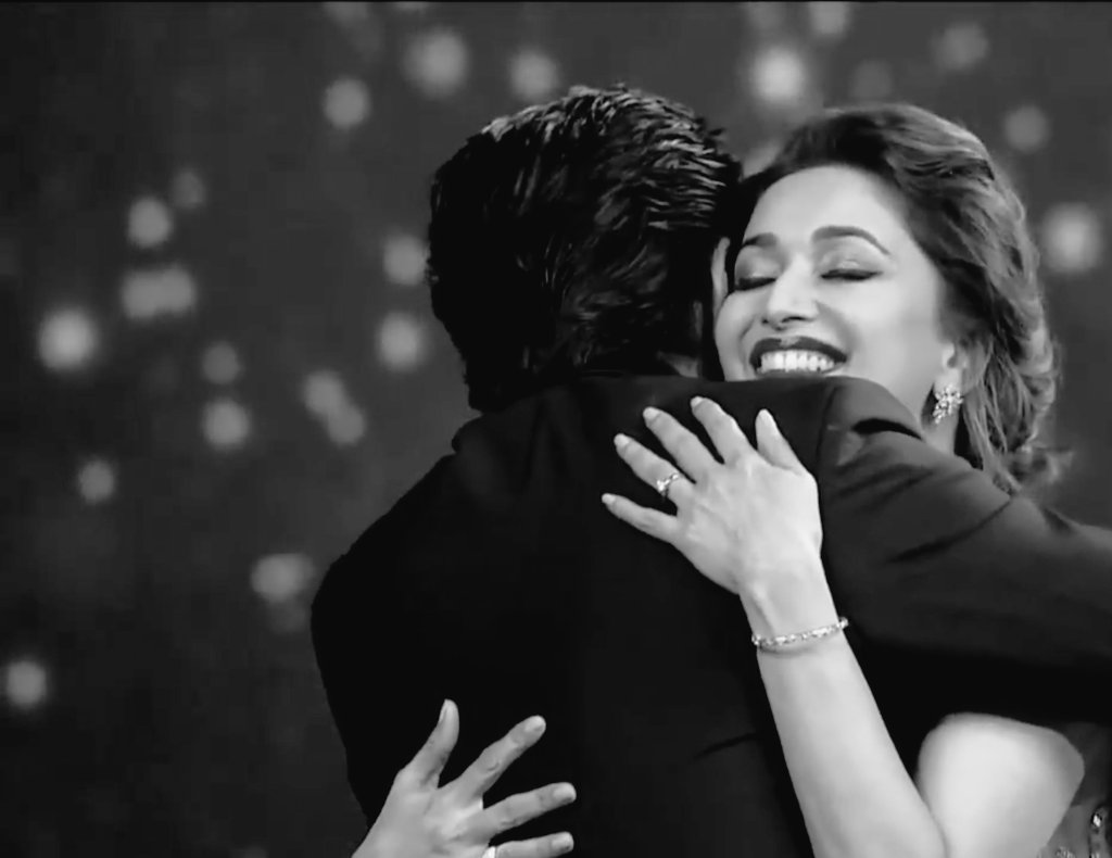 sunshine_dina's tweet photo. I miss them being togetherr! #mdsrk #madhuridixit #SRK #pleasemakeamovietogetheragain https://t.co/3q7EiwHNZX