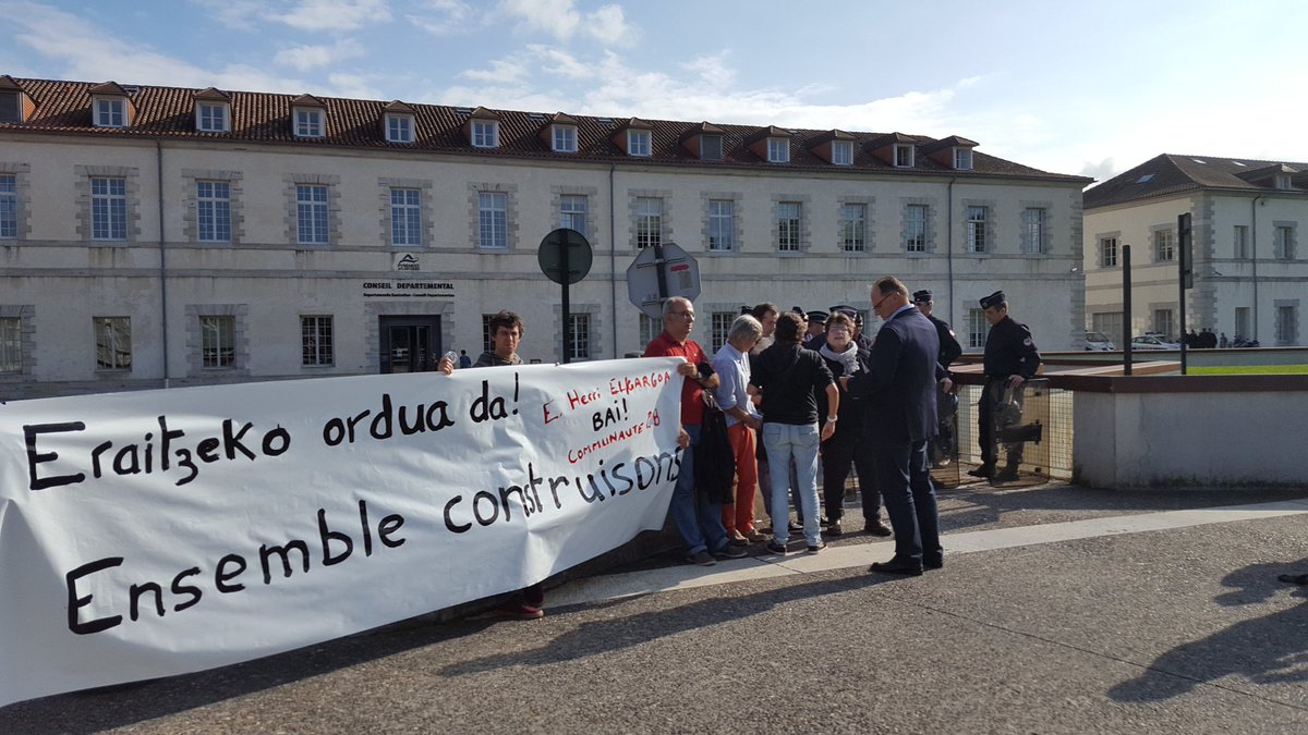 MenaneOxan's tweet photo. Rassemblement Batera BAI à une communaute P Basque!! @BATERAeh https://t.co/ppXscZb6XL