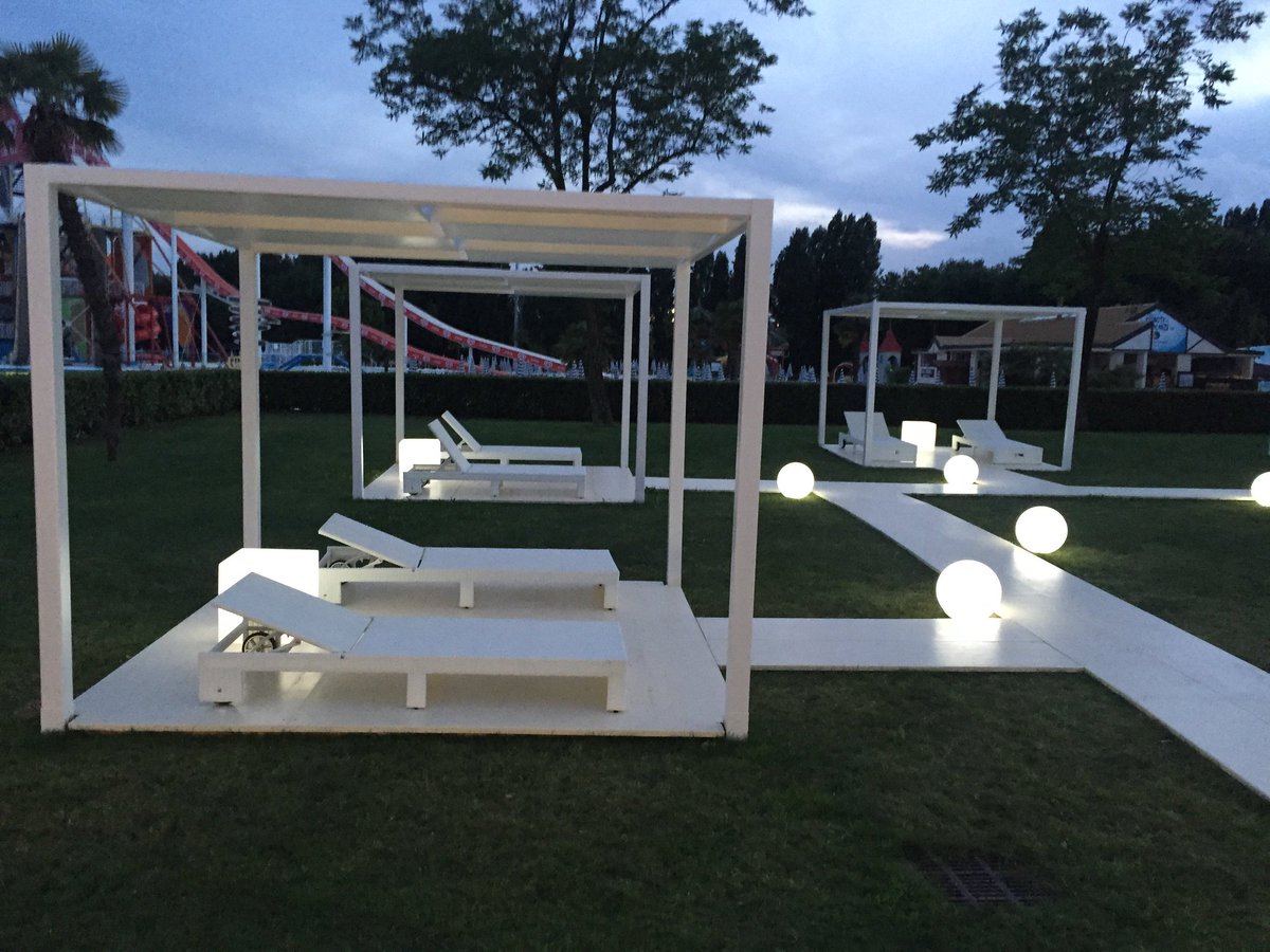 Ook ´s avonds een stijlvolle buitenruimte met verlichte bollen en kubussen #verlichting goo.gl/mnZ01X