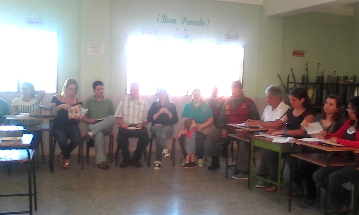 Reunidos con los directores MBF jauregui y  guardia del pueblo para la distribución de la colección bicentenario