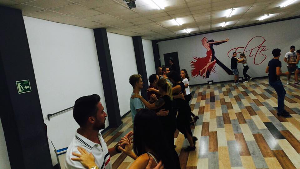 elitebaile's tweet photo. #Salsa y #Bachata Iniciación!!! Lunes y Miércoles 21-22h 639561938 Carrera Fuente San Luis 70b #salsa #bachata #baile #elite #valencia https://t.co/hV5kRsTOfs