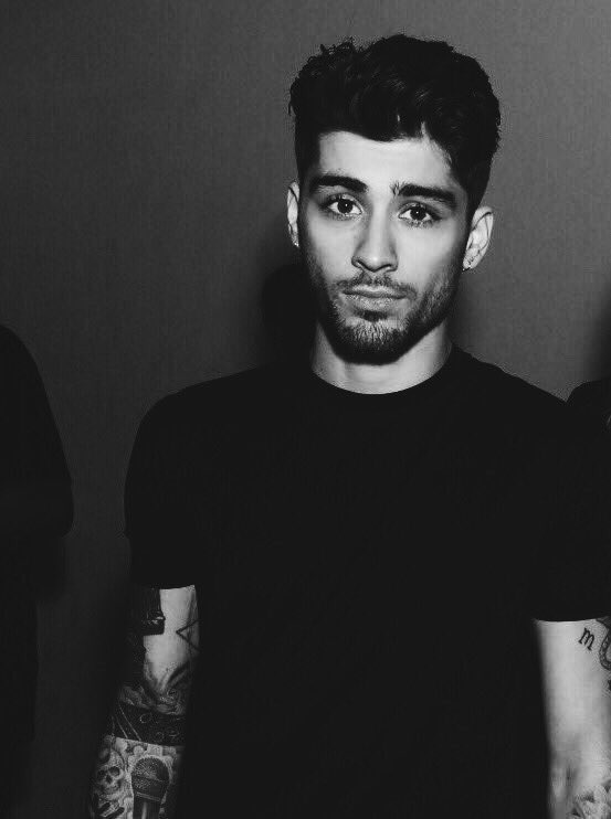 rpgstc's tweet image. zayn malik
21 ans
hétéro 
les pieds, les gens puant 
sympa, drole,bete de sex
@rpgxhtwp