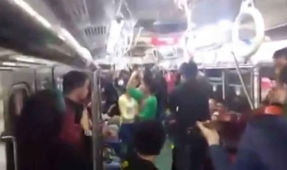 telefenoticias's tweet photo. #Video #Gildallegó al subte: música y baile en un vagón del #SubteB https://t.co/k2BxgLFYyk https://t.co/mWmQmdMXaH