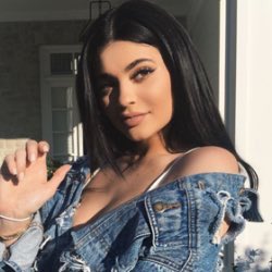 rpgstc's tweet image. Kylie Jenner
Zoe
19ans 
Hetero
Gentille/Asociale/Nerveuse 
peur du vide et des animaux
@kingkylierpg