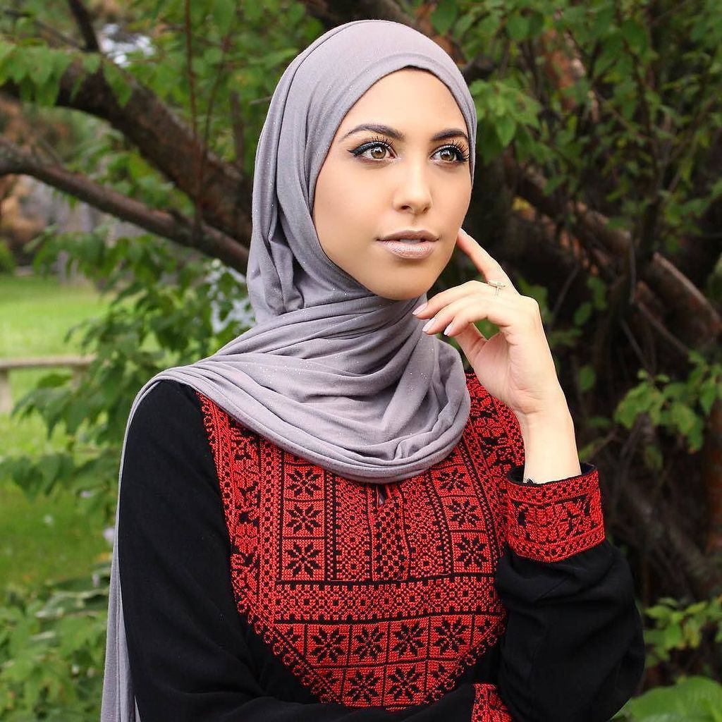 @hijabsbyhanan spotted in our Gray Glitter Jersey Hijab and a beautiful thob by @motarraza… ift.tt/2d5uz2U