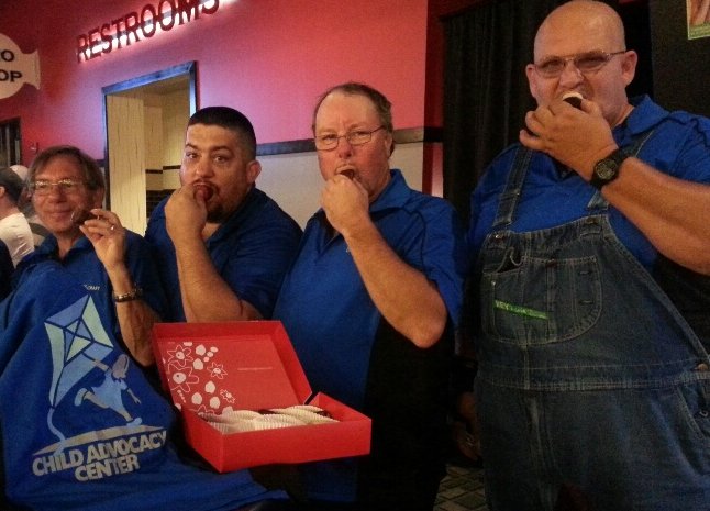 TheCACozarks's tweet photo. Sweetening up our @custommetalcrft bowling team w/ chocolate covered fruit from @edible Arrangements #845. #Sweettreatweek #CelebratetheCAC https://t.co/SYxRwgiFbH