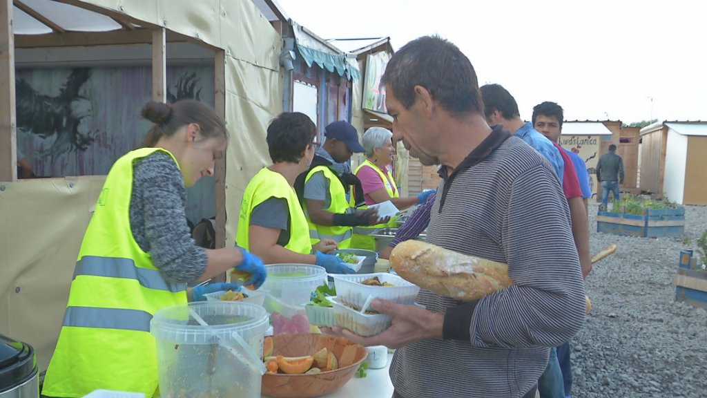 France24_fr's tweet photo. Vidéo : à Grande-Synthe, des food-trucks et des ateliers de cuisine pour les migrants https://t.co/7rD27CMMLa https://t.co/WMuCqgmNkP