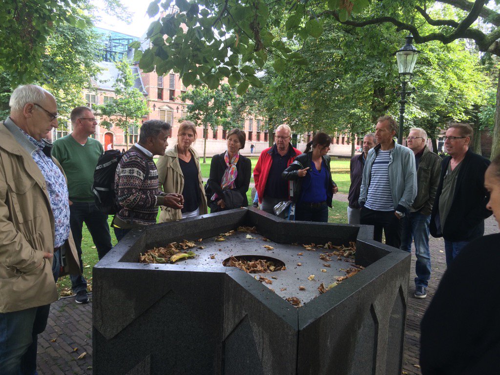 Liesbeth050's tweet photo. Teamdag met collega's afsluiten met stadswandeling met @Schijt_lijster over het leven op straat. #zonderdak https://t.co/VUGmwdIKWx