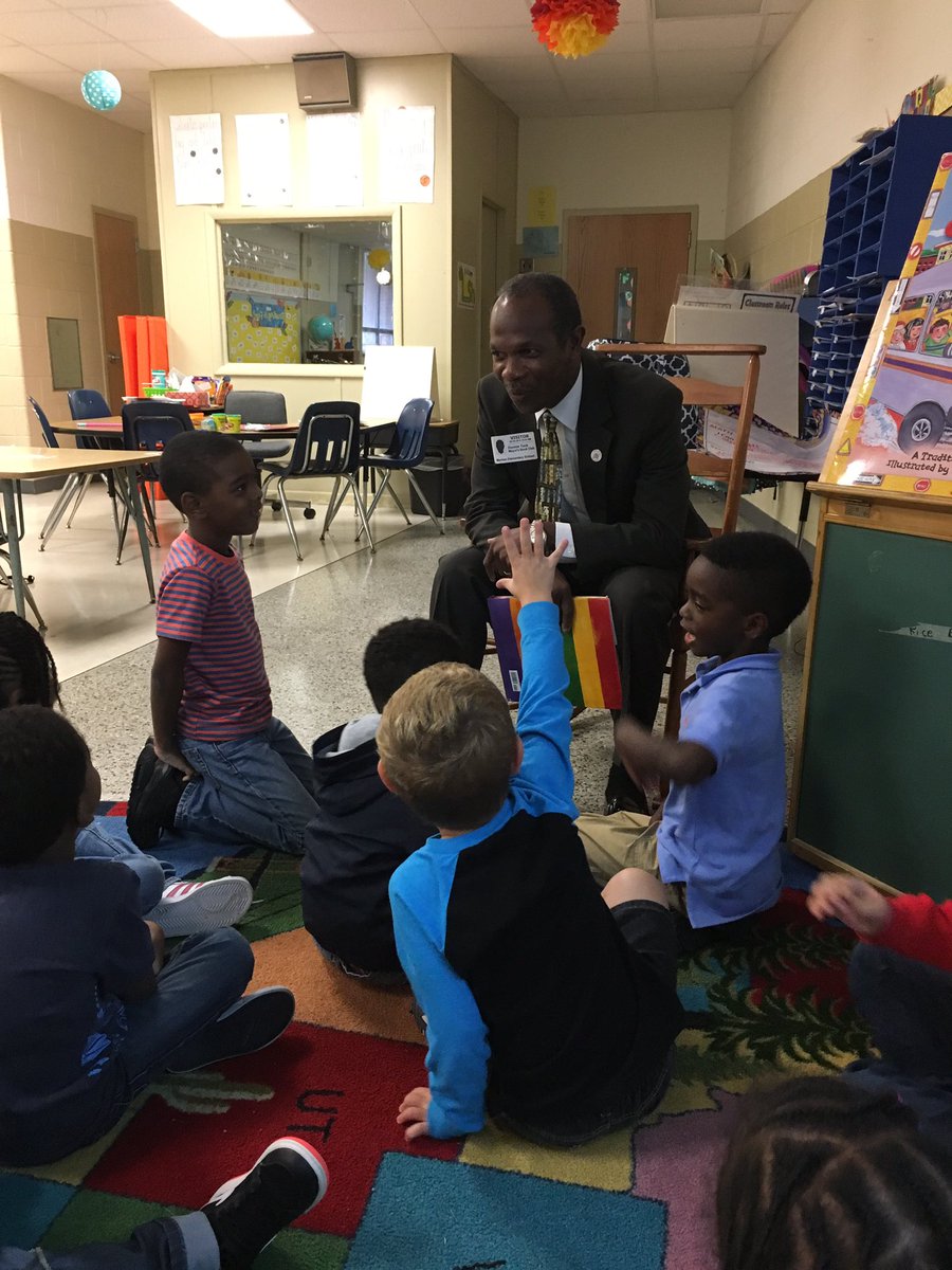 Thank you to Mayor Donnie Tuck for reading to Ms. Levy's kindergarten classroom today. <a href="/HamptonCSchools/">Hampton City Schools</a>