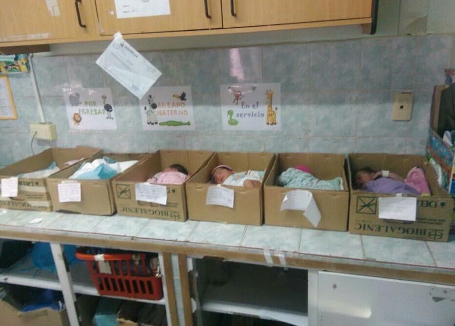 Neonati in scatole di cartone perchè manca l'incubatrice neonatale