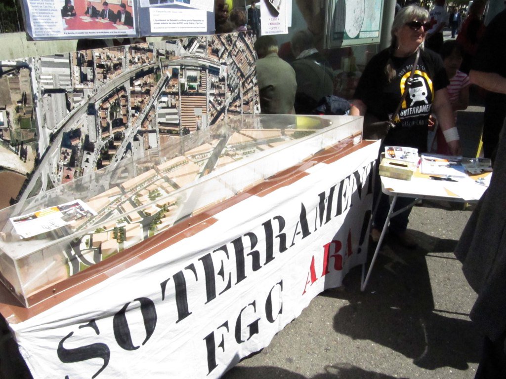 La Plataforma surt al carrer i la ciutadania dona suport al soterrament soterramentara.wordpress.com/2016/05/25/la-…
