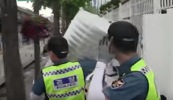 경찰의 도둑질 (코메디 아님)

이게 작금의 대한민국 경찰이 시민이 내는 세금으로 먹고살며 하는 짓거리. 

11pick.kr/sisa/v/599/0FT…