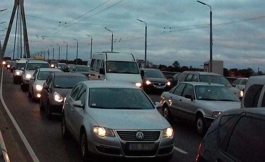 Leons_melis's tweet photo. Rīga nav sieviete, Rīga ir vīrietis, jo katru rītu stāv. https://t.co/O19uor2Dvj