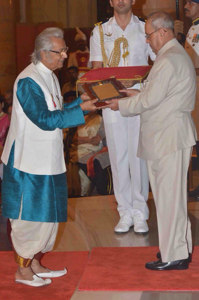 niladri_kumar's tweet photo. Baba receiving the Sangeet Natak Akademi Award earlier today. A big thanks to all those who sent in their wishes. 🙏 https://t.co/nTWEHD3kx3