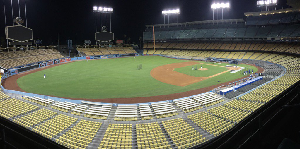 DodgerInsider's tweet photo. Rare nighttime practice. https://t.co/0WFZLvbcCG