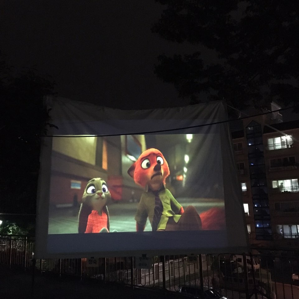 #성남시 #양지동제복지회관2016년 양짓말 쓰리GO가 9월 30일 금요일에 진행되었습니다! 맛있는 먹거리도 판매하고 영화 주토피아를 상영 하였습니다! 아이들과 함께 나온 어머님부터, 할머니 손잡고 온 아이들까지 많은 분들이 나와 영화를 봐주셨습니다!