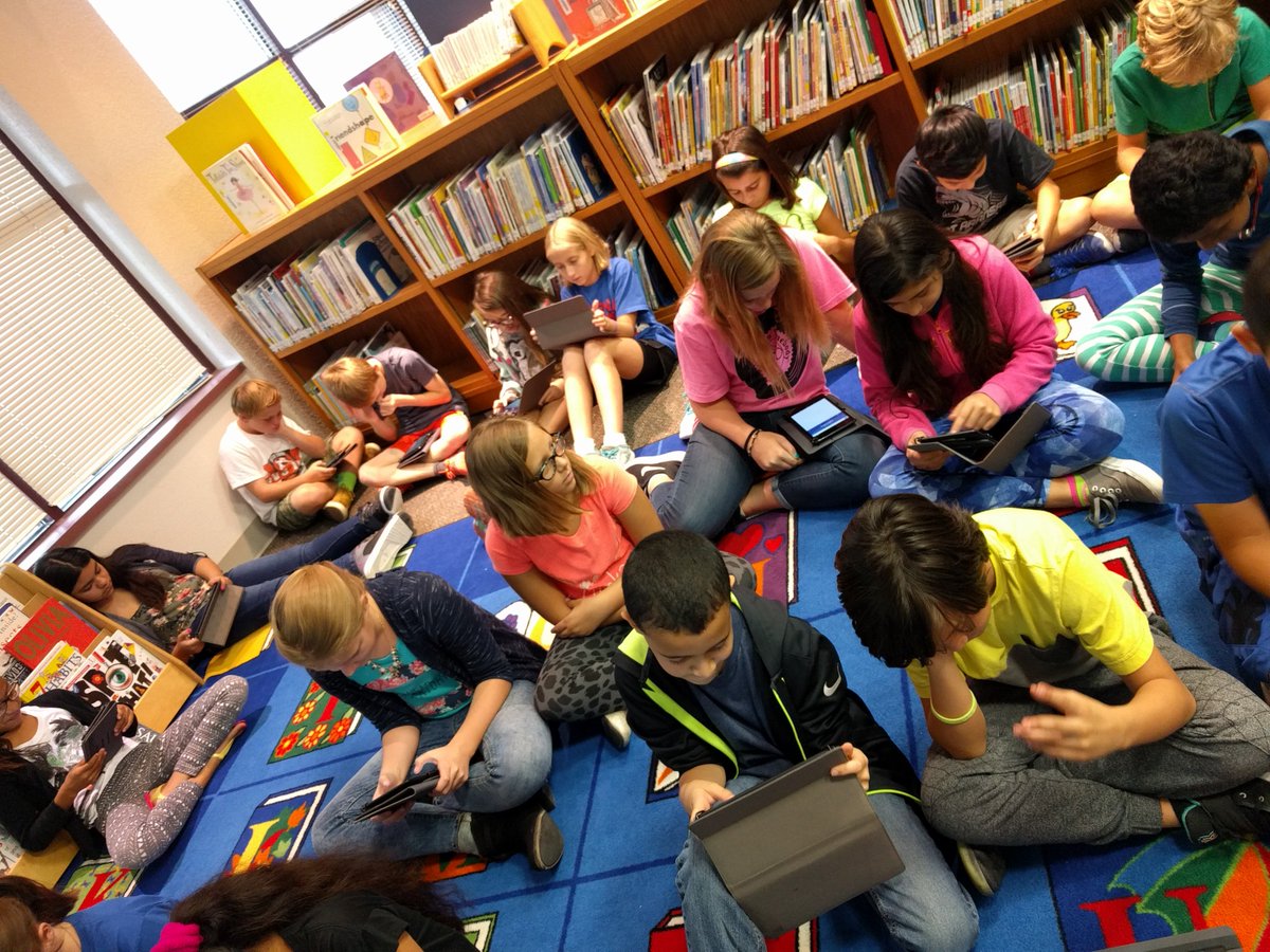 ReadDanceTweet's tweet photo. #OverdriveinOctober is in full swing @HuebnerLibrary! 4th and 5th graders learning how to check-out e-books in Overdrive. @happytobeahusky https://t.co/ByuccIjstn